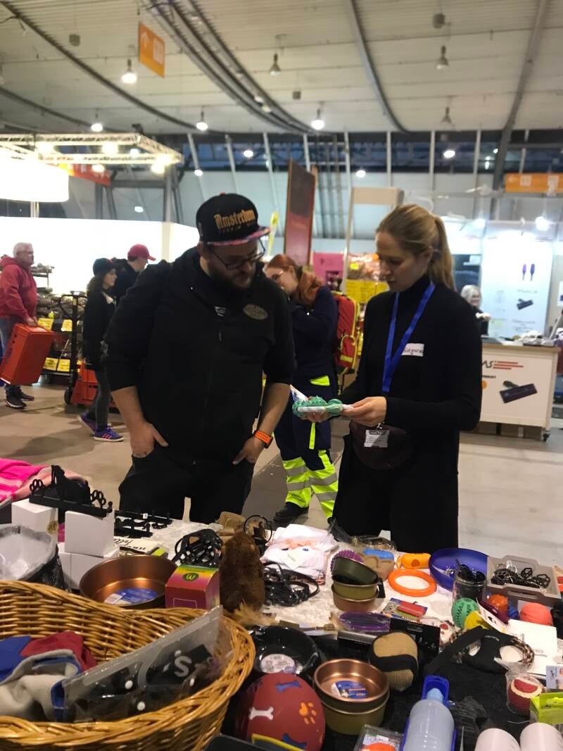 Interessierte im Gespräch mit Tatjana