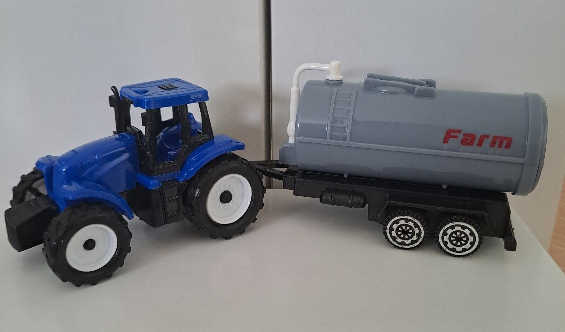 Blauwe tractor met kar