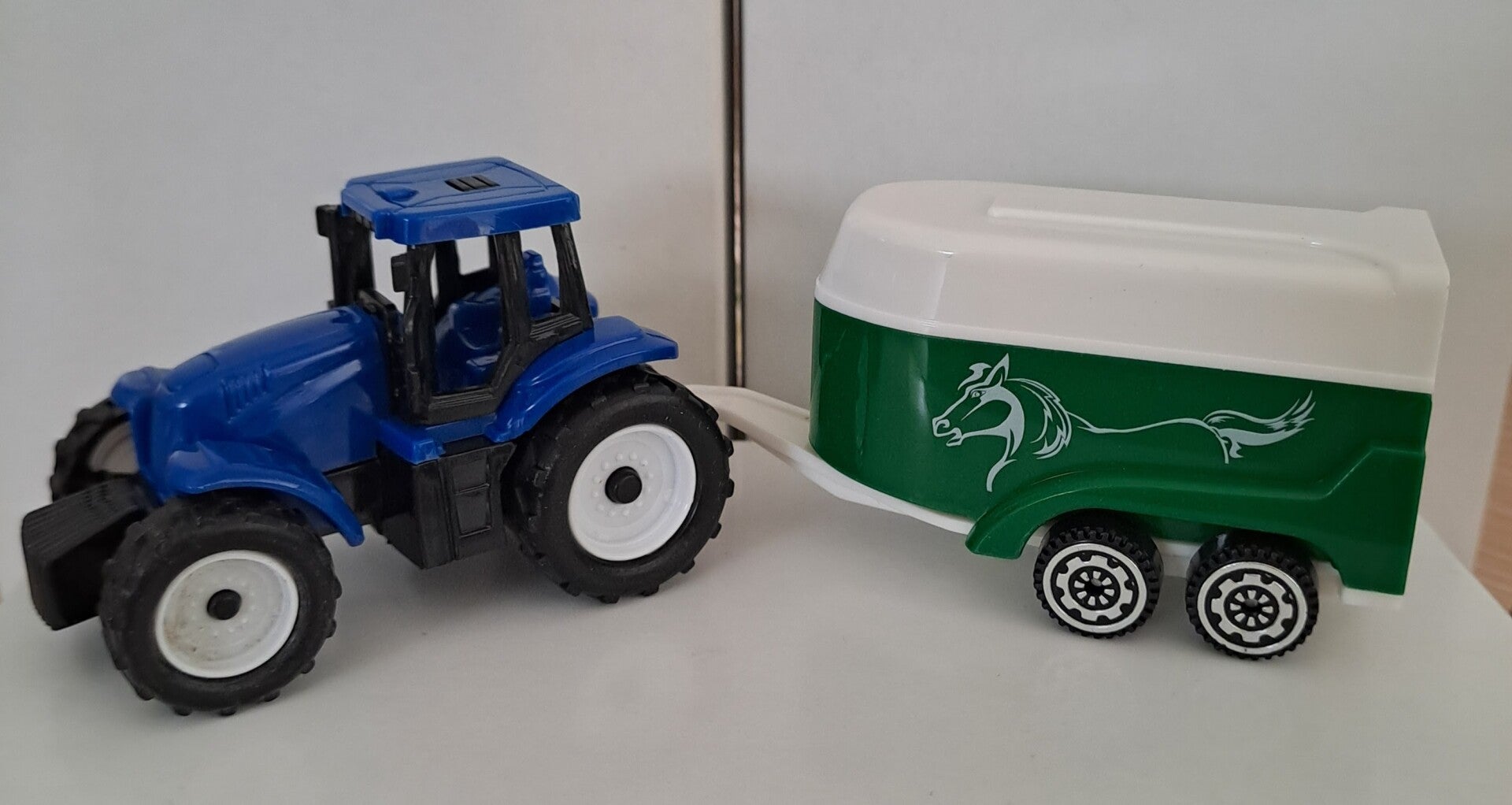 Blauwe tractor met kar (2)