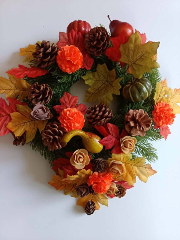 couronne de pins recouverte de fleurs d automne