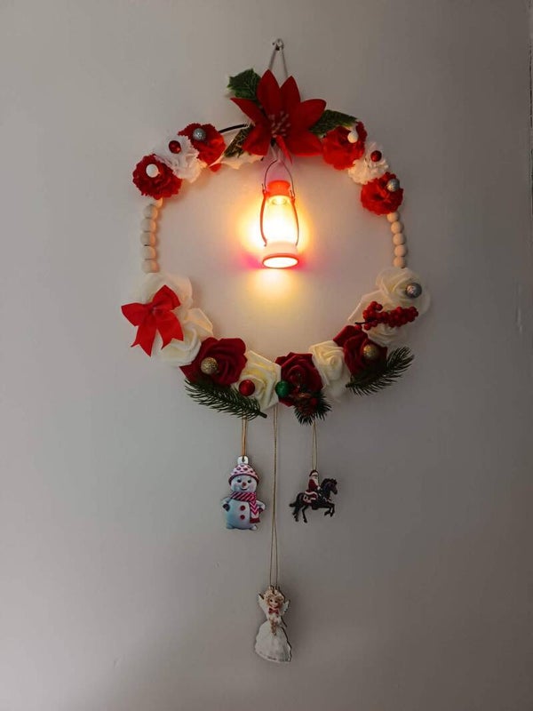 couronne de Noel avec fleurs artificielles décorations en bois  et lanterne lumineuse led