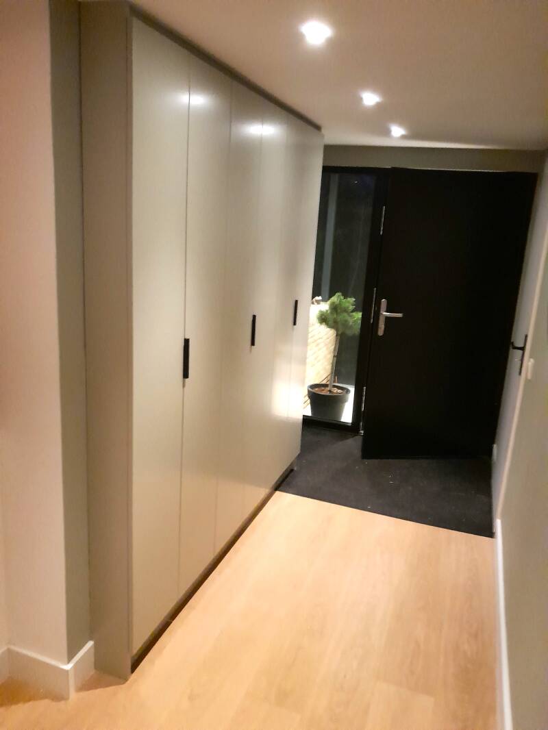 Ronde tafel op maat gemaakt | Notenhouten tafel met oog vootr detail en design. Meubelmaker Groningen Tafels op maat en andere meubels Mossel Meubelmaker Slochteren Groningen