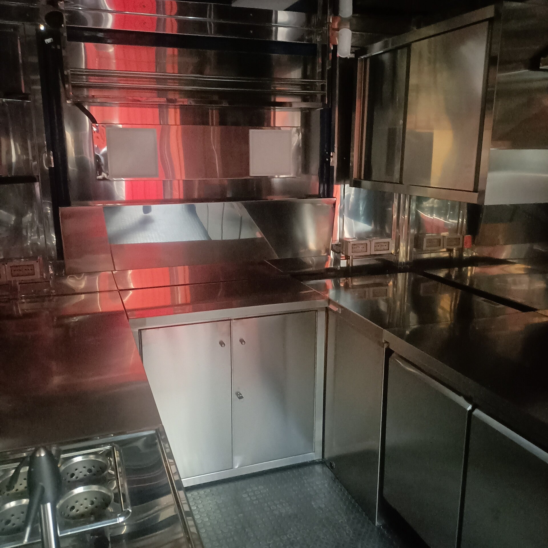 allestimenti su autonegozi acciaio inox