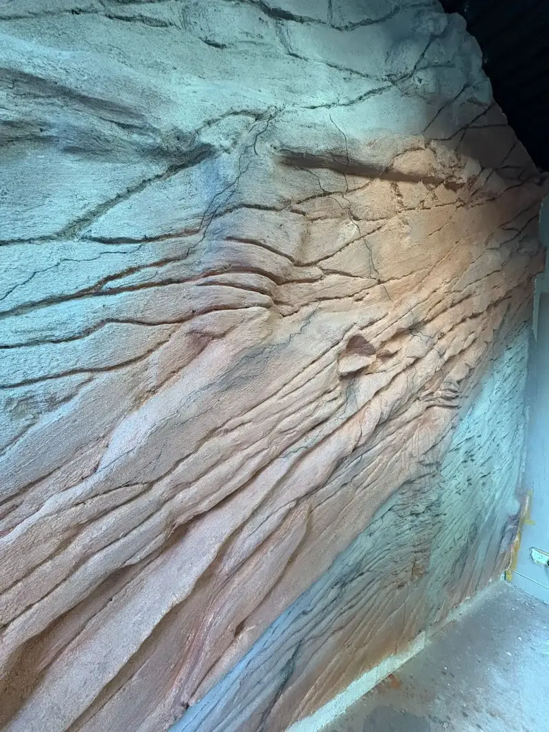 Faux rock art wandafwerking gecombineerd met designvloer op Curaçao.