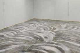 Plaatsen van een schraaplaag over tegels op Curacao.