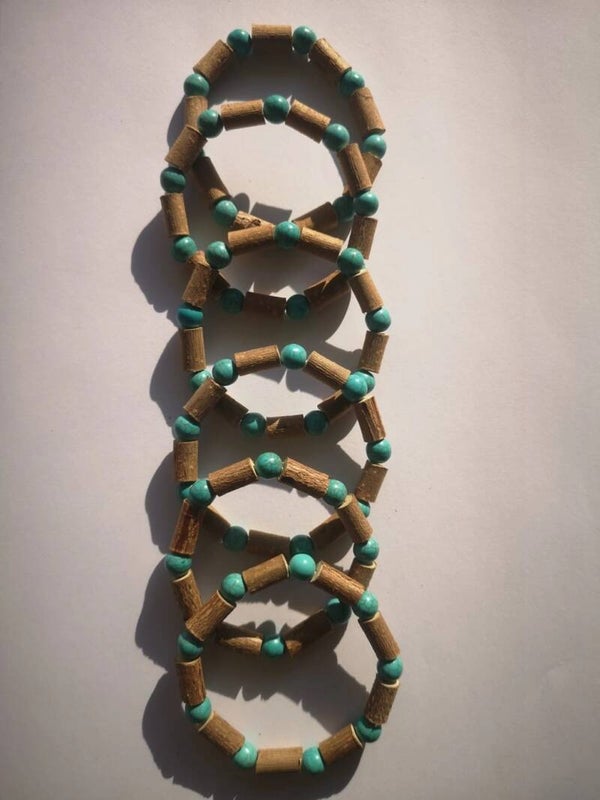 Turquoise hazelhout en mineralen armband