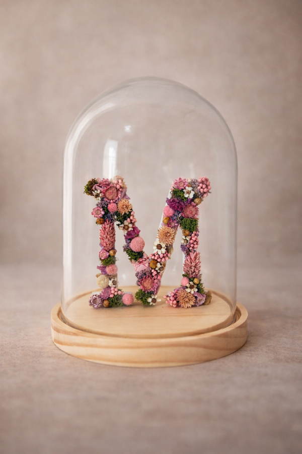 Letras de Flores preservadas en cúpulas