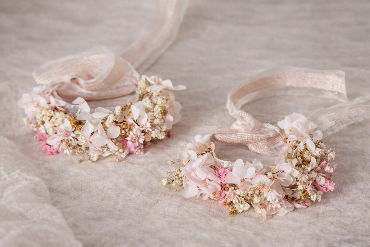 Pulseras de flores preservadas