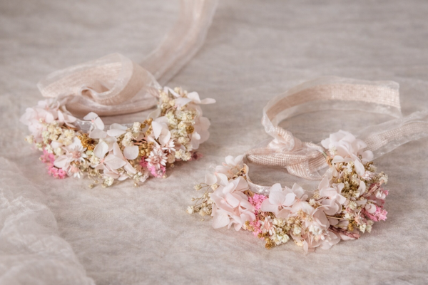 Pulseras de flores preservadas