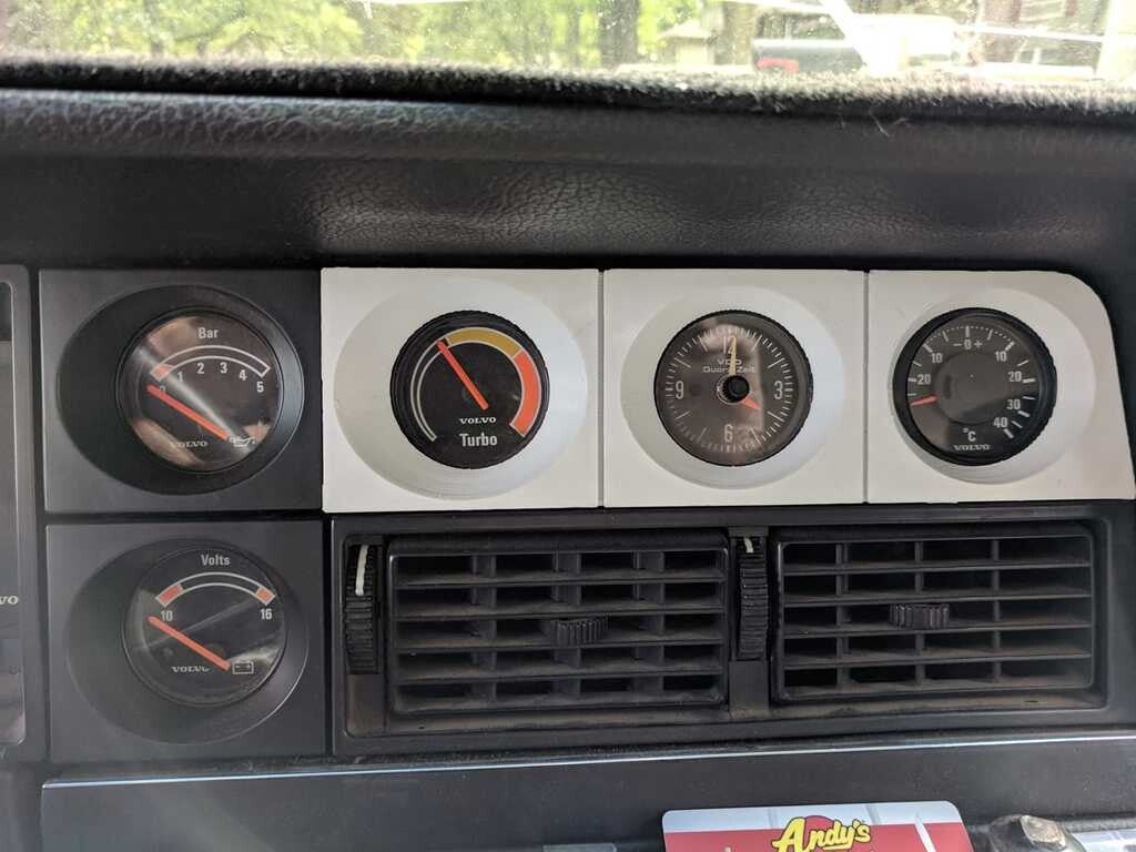 VOLVO 240 mittaripidike