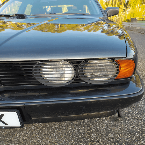 BMW E34 ajovalojen kehyksiä