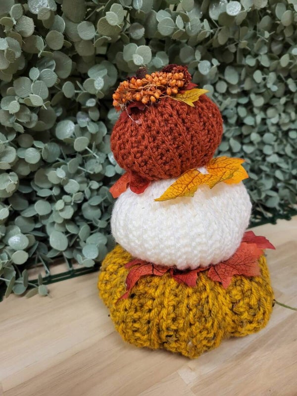 herfstknuffel gehaakte pompoentrio voor sfeervolle hoeken