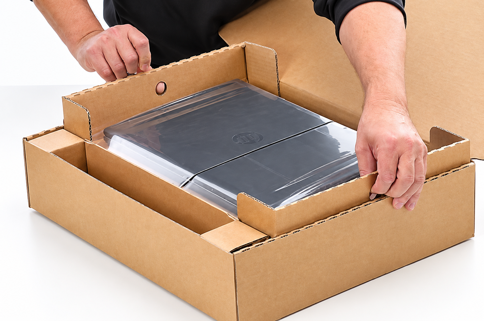 Laptop verpakt in kartonnen doos