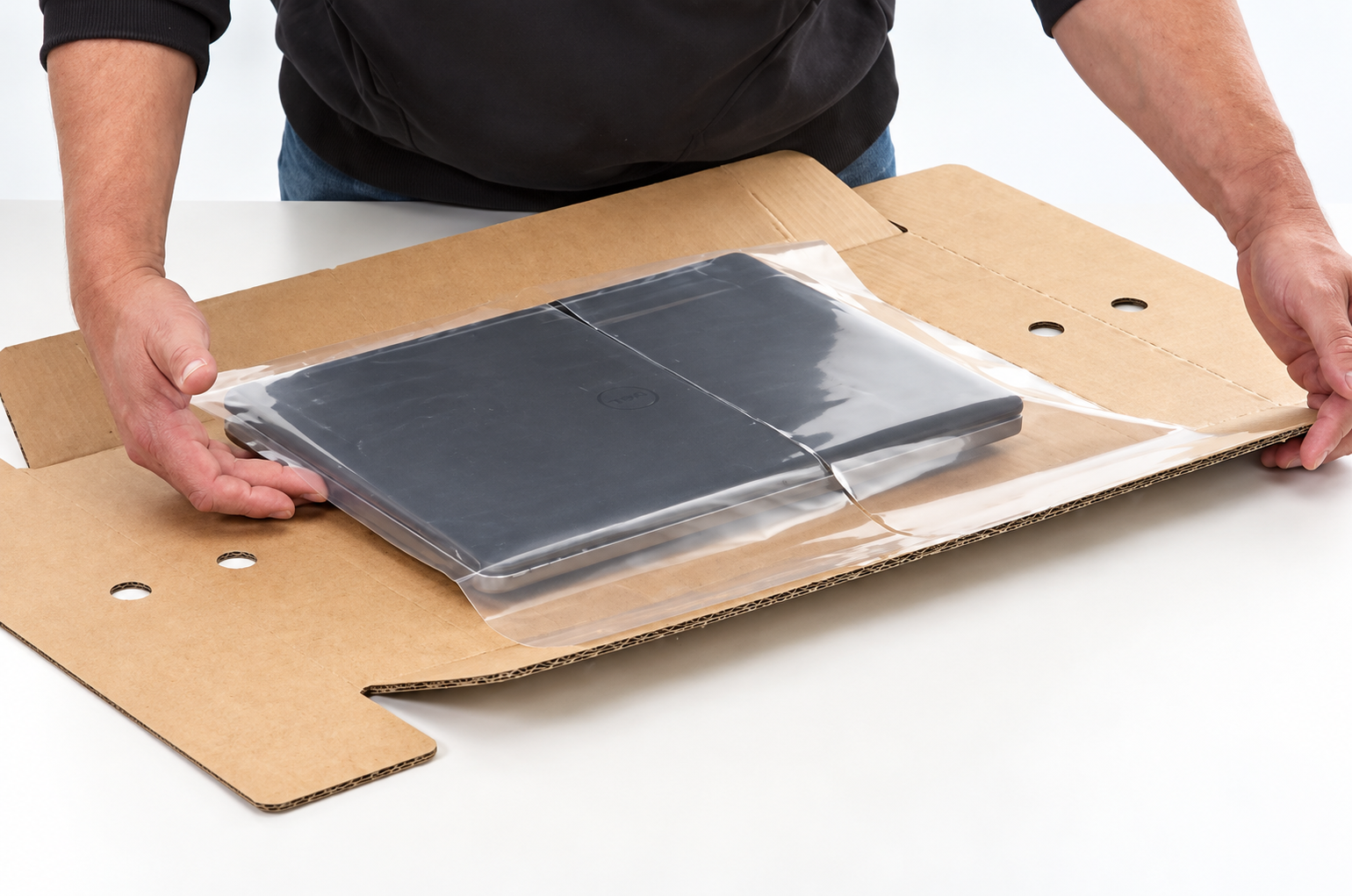 Laptop zorgvuldig verpakt met karton