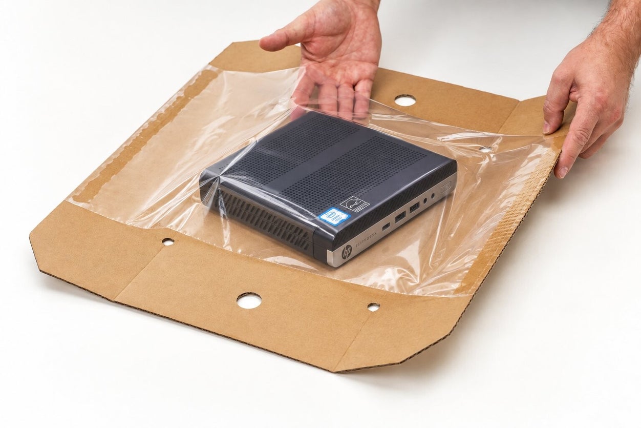 Mini-PC in folie op de opengevouwen tray