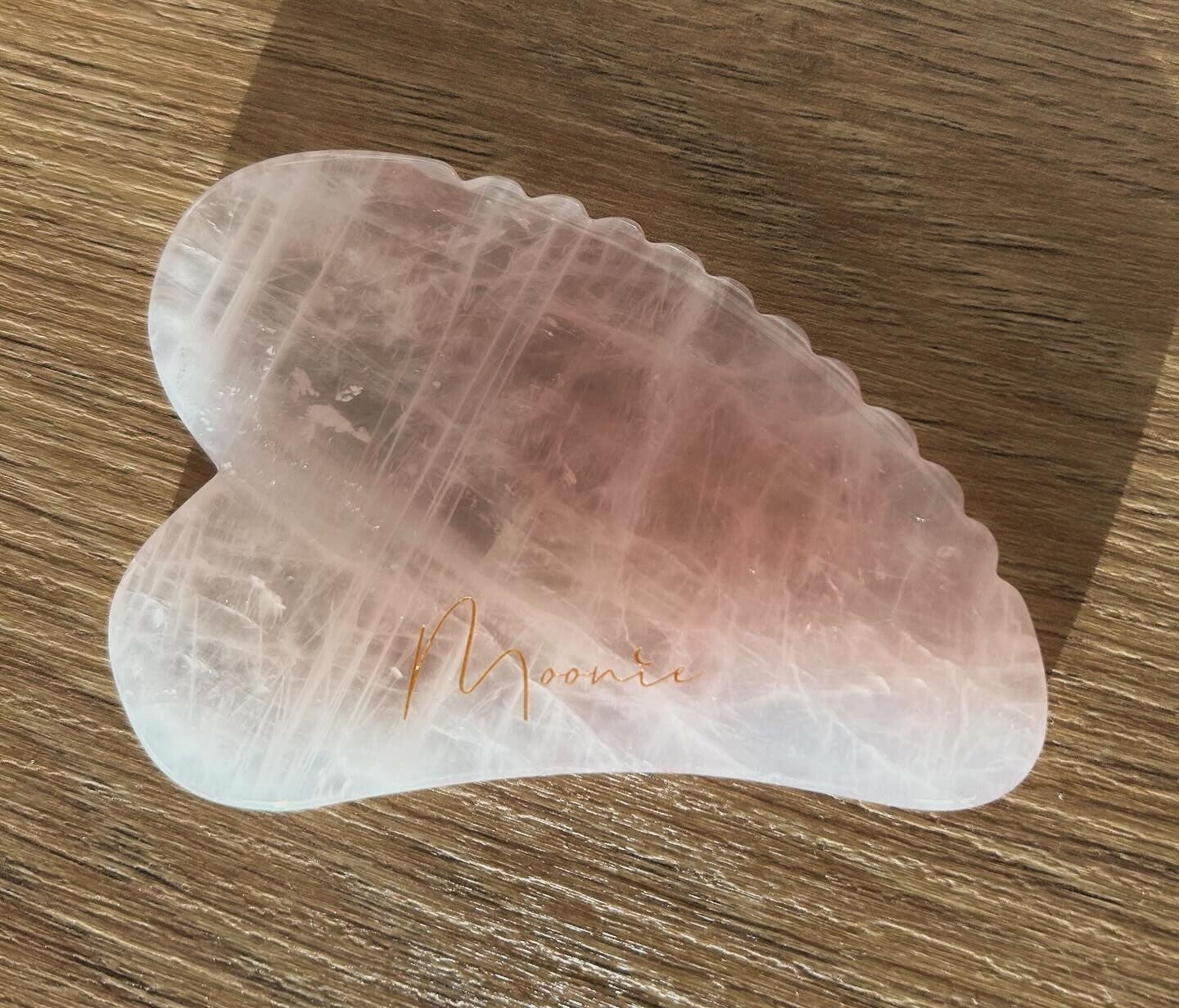 De Rozenkwarts Gua Sha Heart Tool