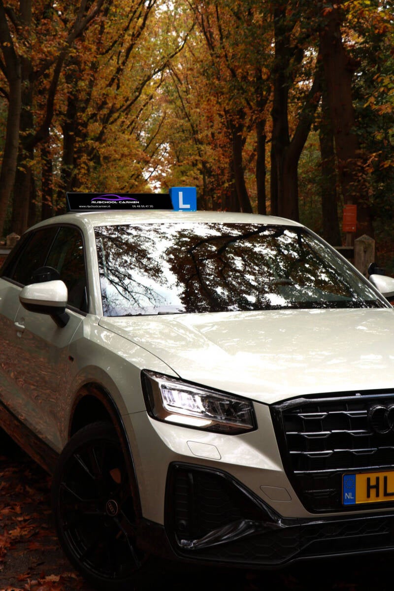 Lesvoertuig van Rijschool Carmen, ook voor Gilze