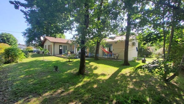 Belle maison avec jardin ombragé