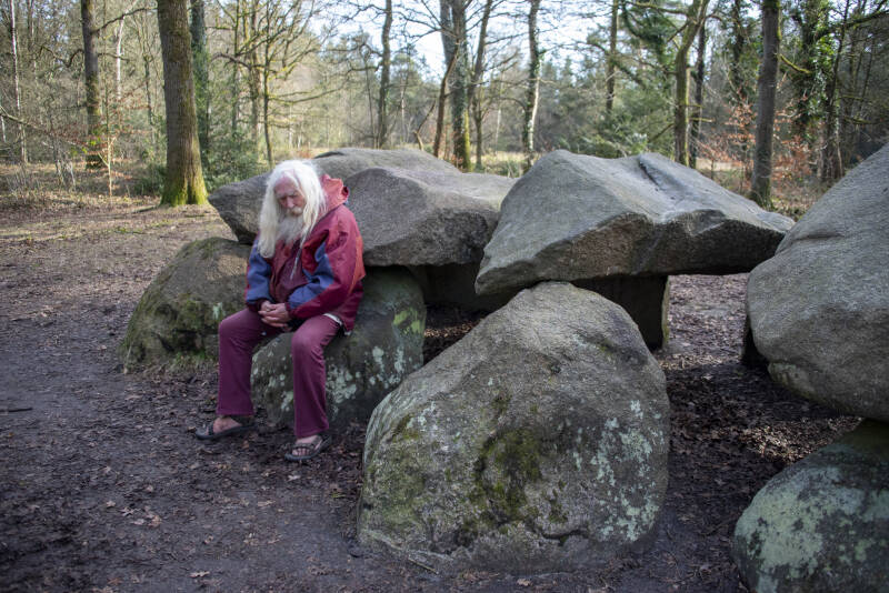 In gedachten bij zijn voorouders.jpg