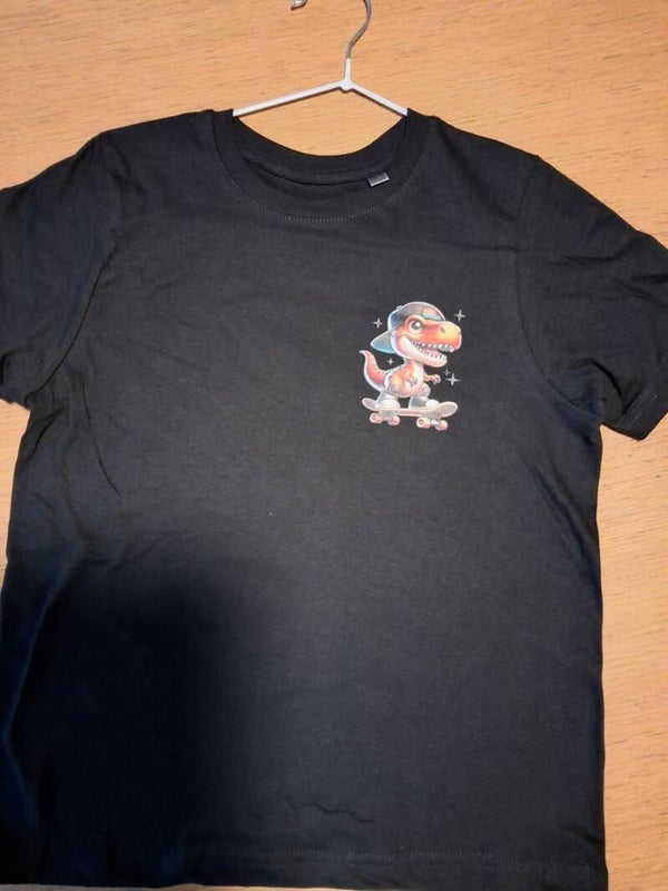T-shirt met dino op skateboard