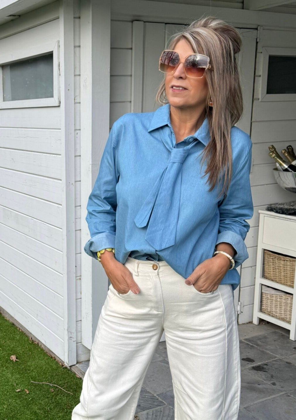 Jeansblouse met das Maren