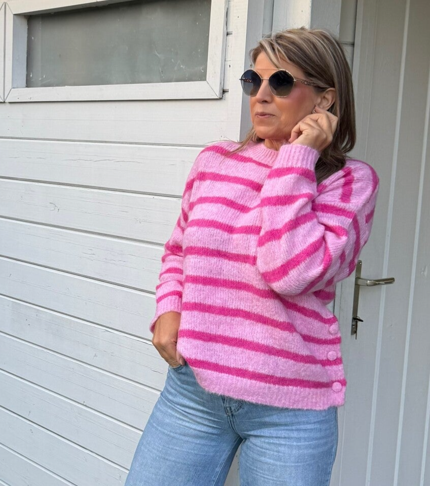 Fuchsia trui met knoopjes aan beide zijden Lins