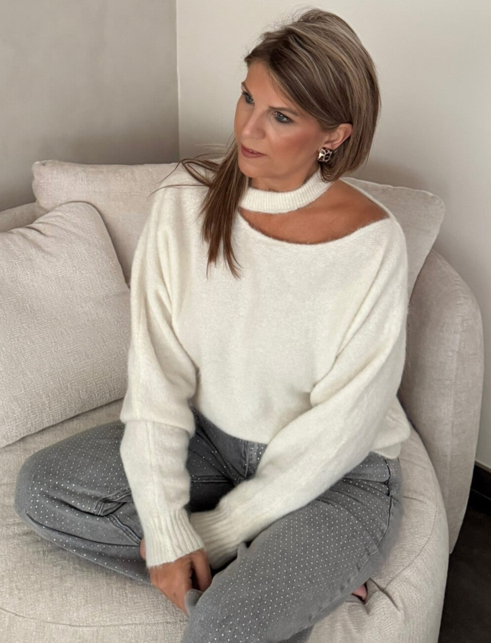 Superzacht pulletje met speciale halsuitsnijding ecru