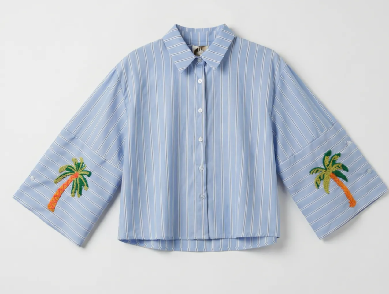 Blouse lichtblauw met borduursel op mouw Frauke