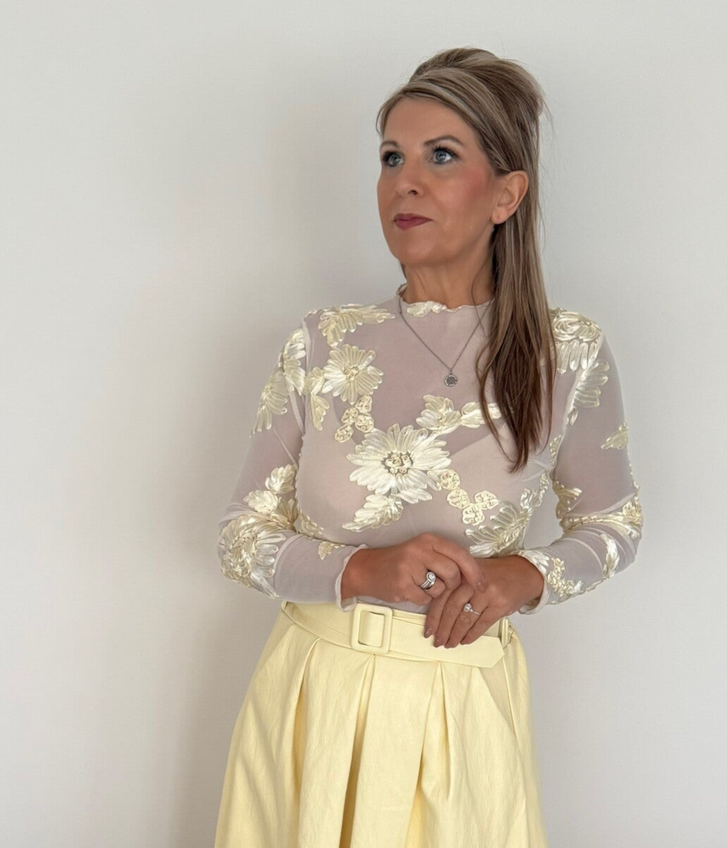 top met bloemen ecru