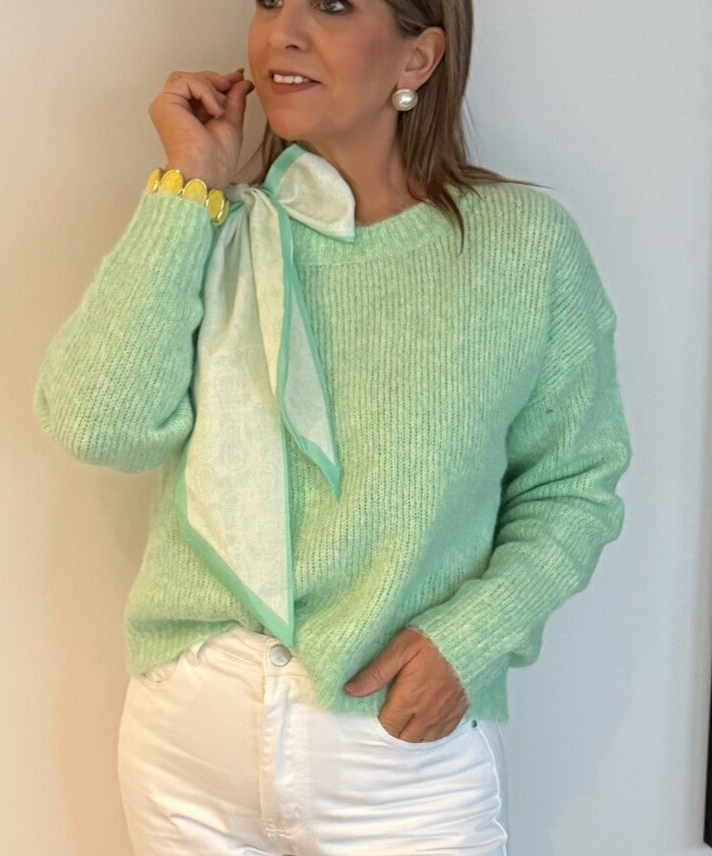 Mintgroene trui met striklintjes