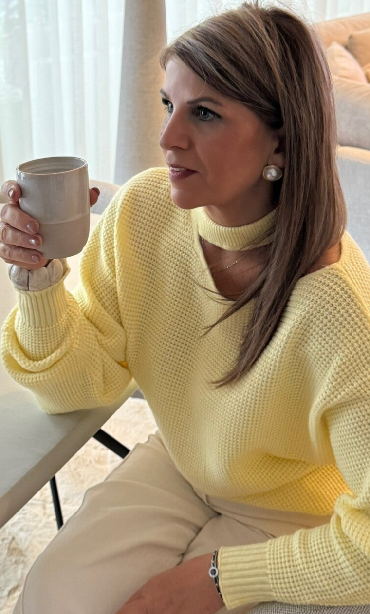 Trui met halsuitnsijding geel Sari