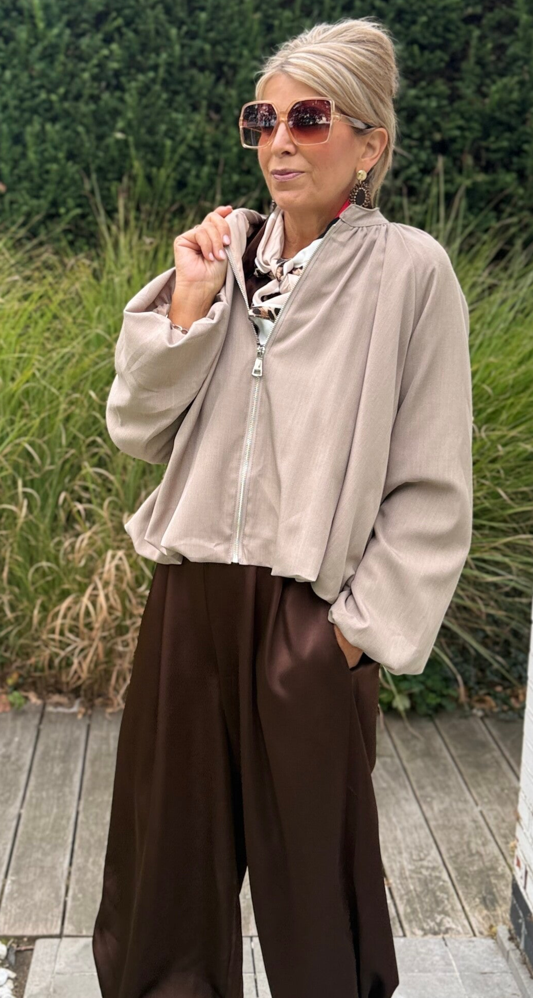 Vest taupe met sjaaltje