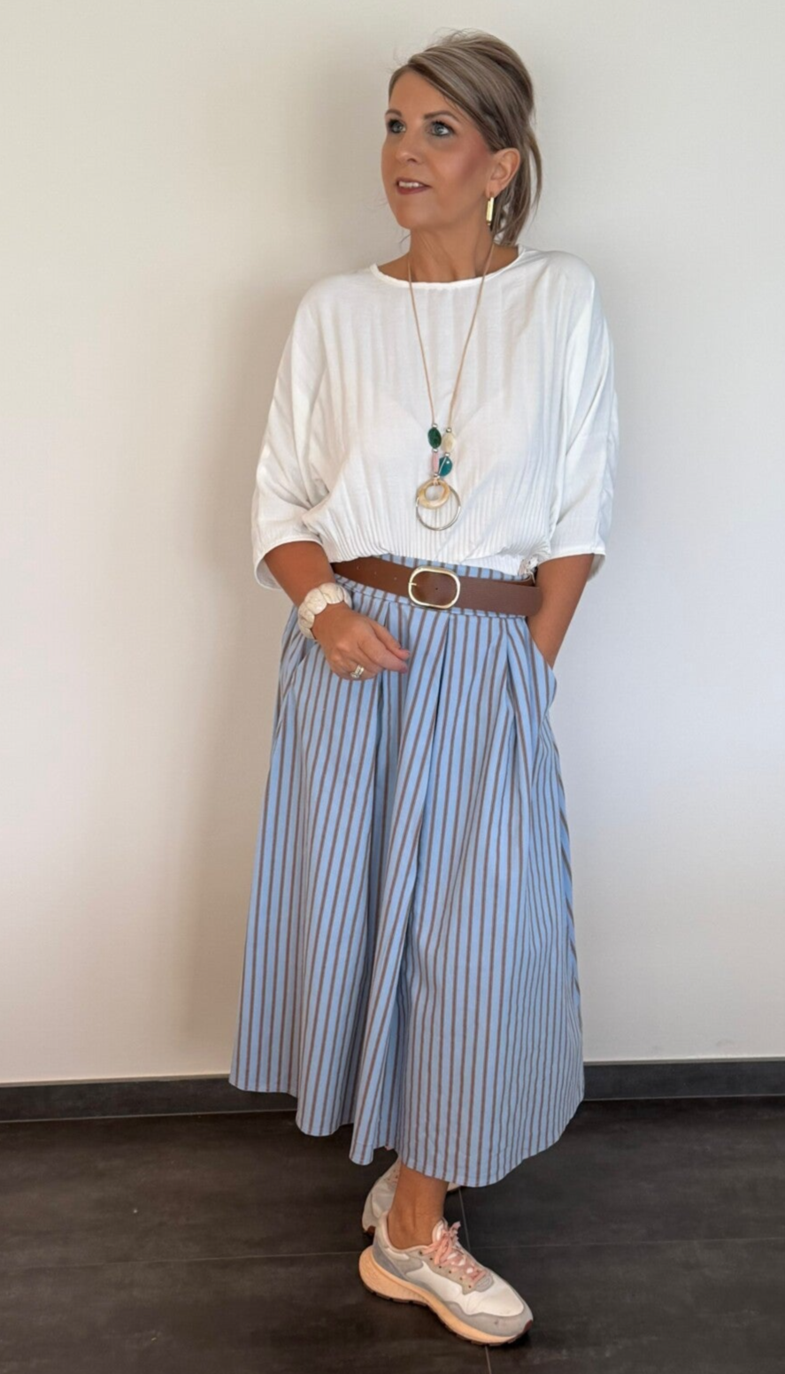 Blauwe rok met streepje en riem