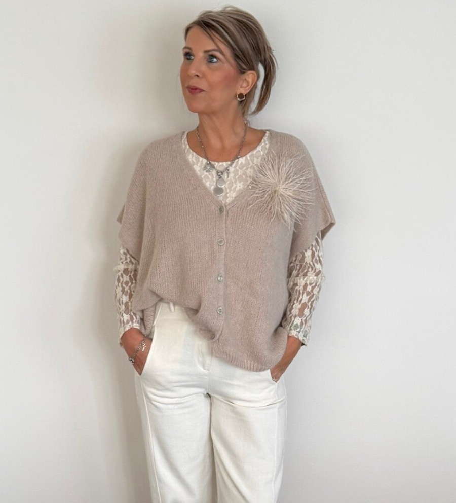 Trui mohair met knoopjes vooraan en bloem