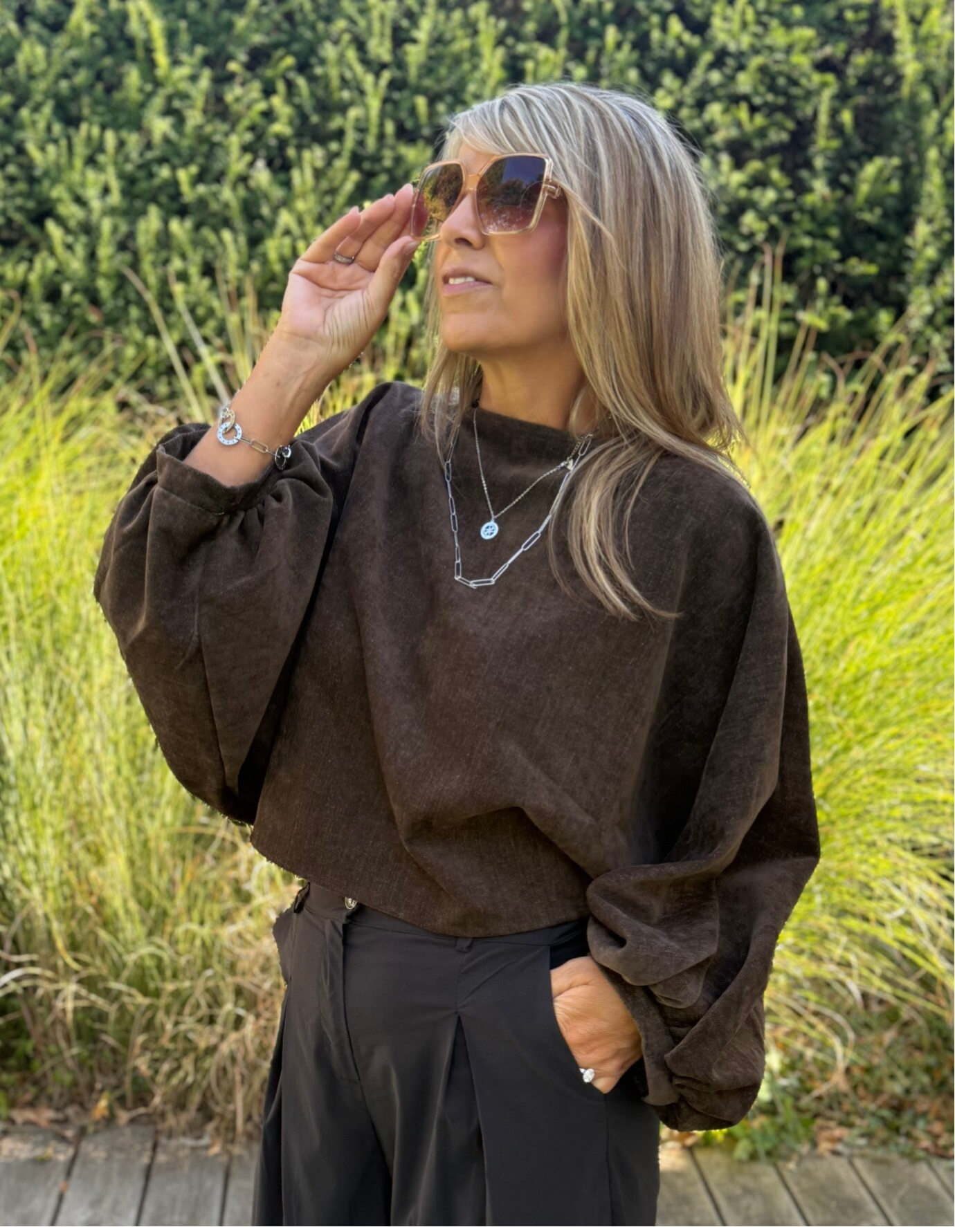 blouse in velvetstofje met gefronste ballonmouw choco