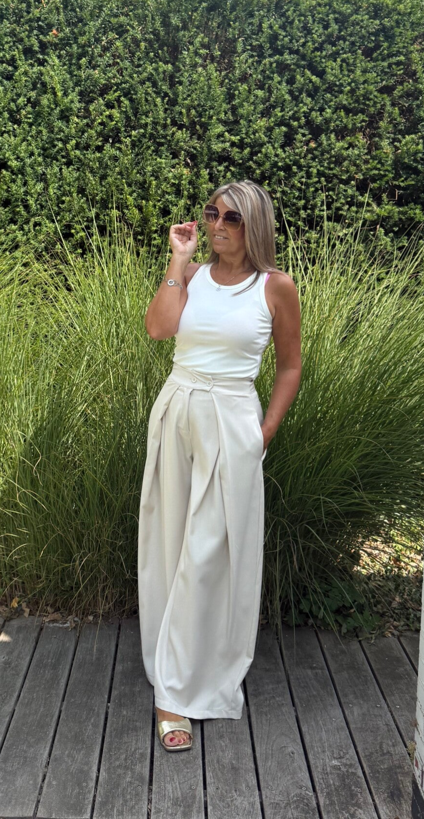 Beige broek met plooien aan de zijkanrt