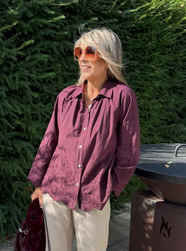 Blouse burgundi met broderie onderaan