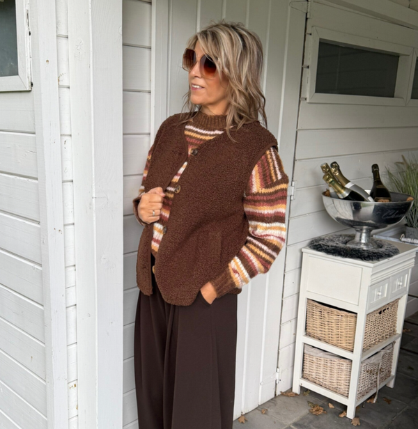 Boucle vestje met knoopjes bruin