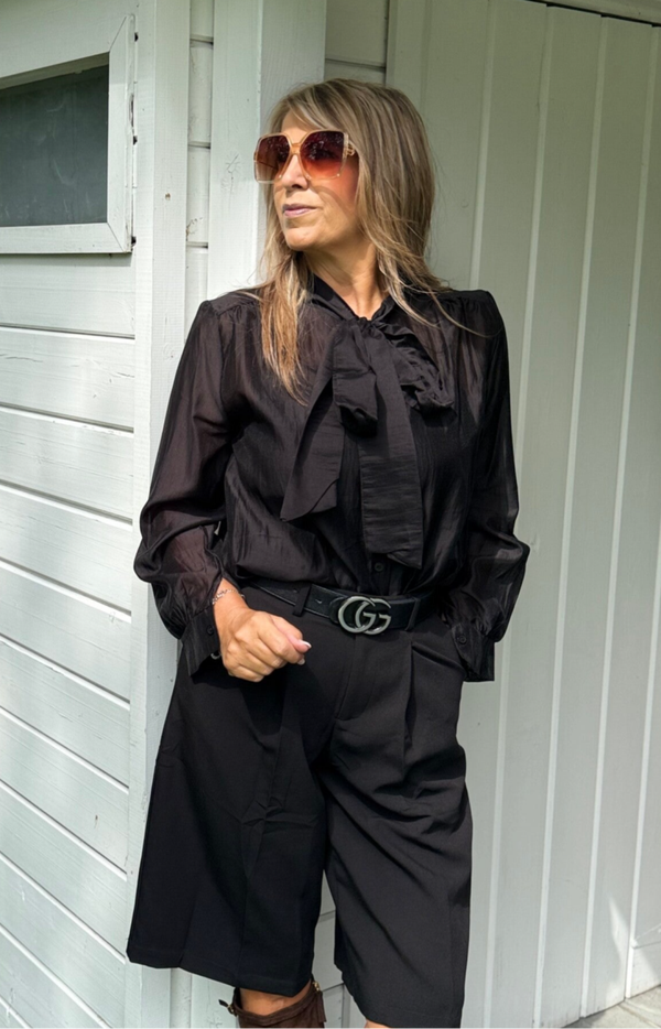 Zwarte blouse met striklintje