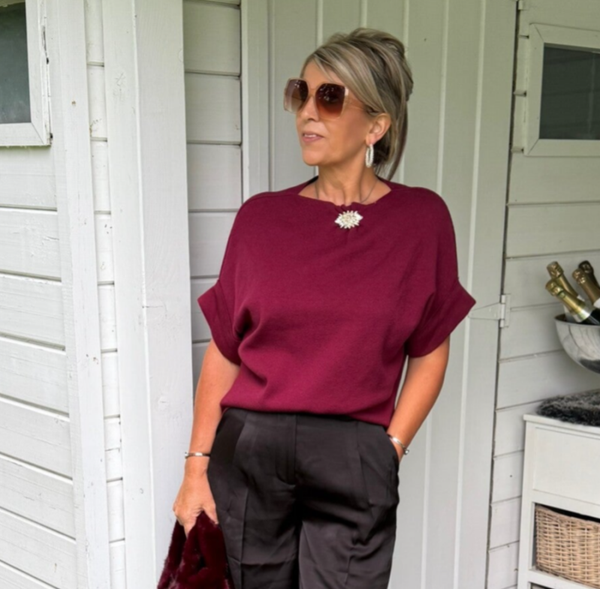 Truitje met omslagje en broche vooraan