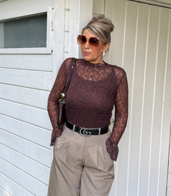 Lace top met ruches aan de mouwen onderaan burgundi