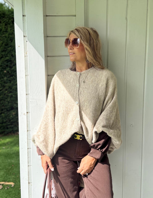Oversized trui ecru met knoopjes beige