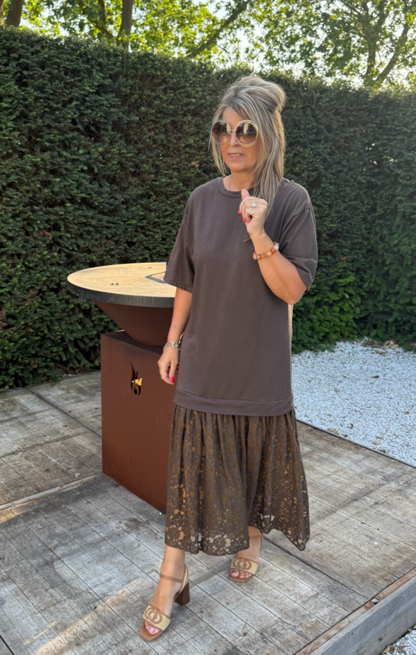 Kleedje in t-shirtstof met onderaan kant bruin