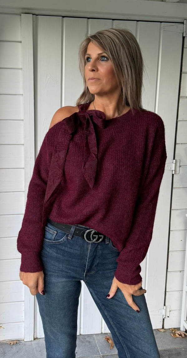 Burgundi trui met striklintje schouders