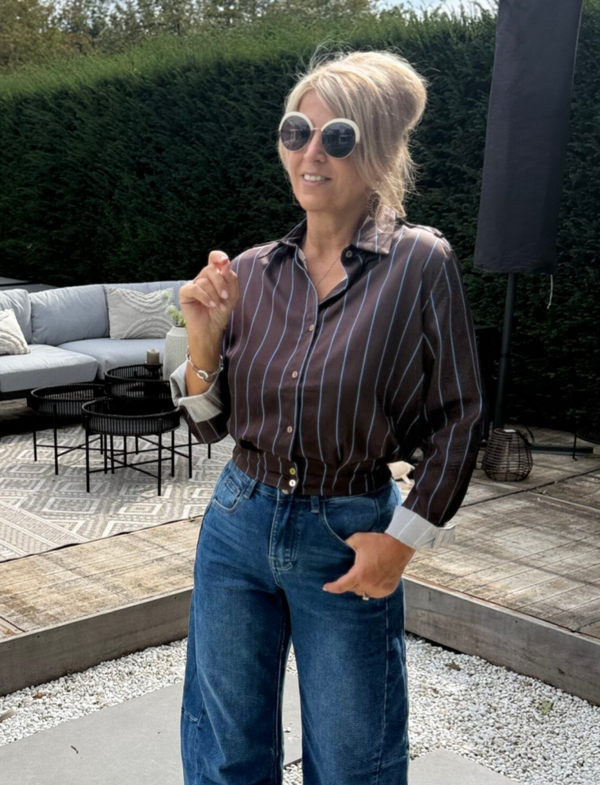 Bruine blouse met fijn blauw streepje Trude