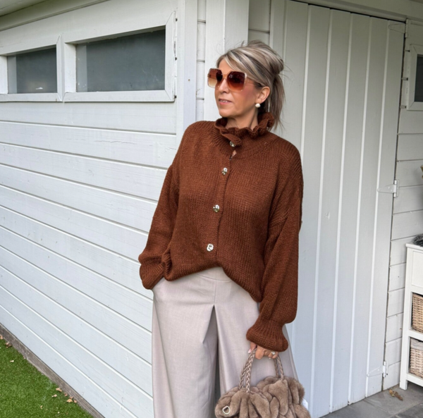 Trui marron met frons aan de kraag en mouwen