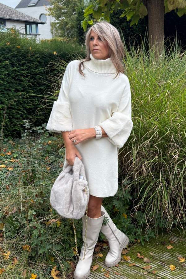 Fijn tricot kleedje met bontmouwen ecru