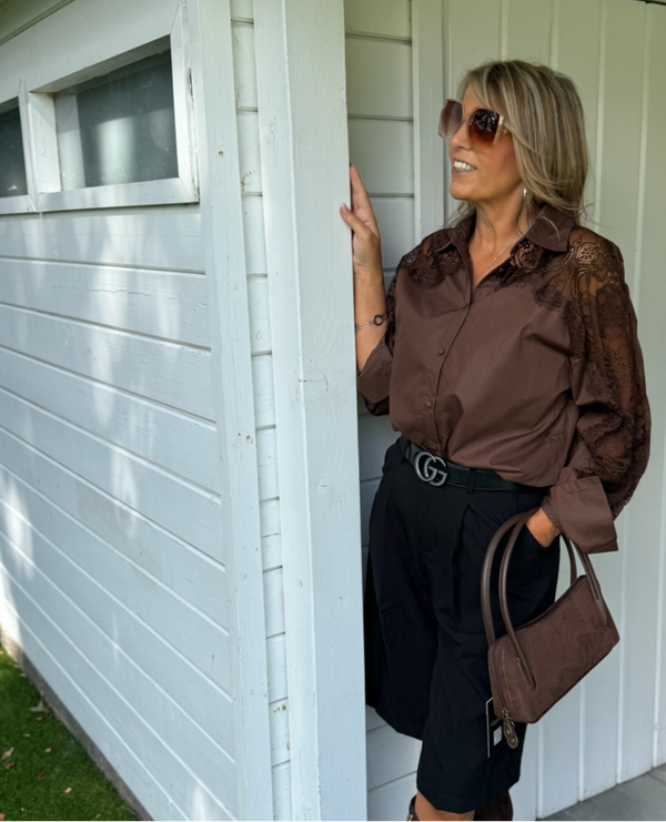 Blouse bruin met kanten mouw