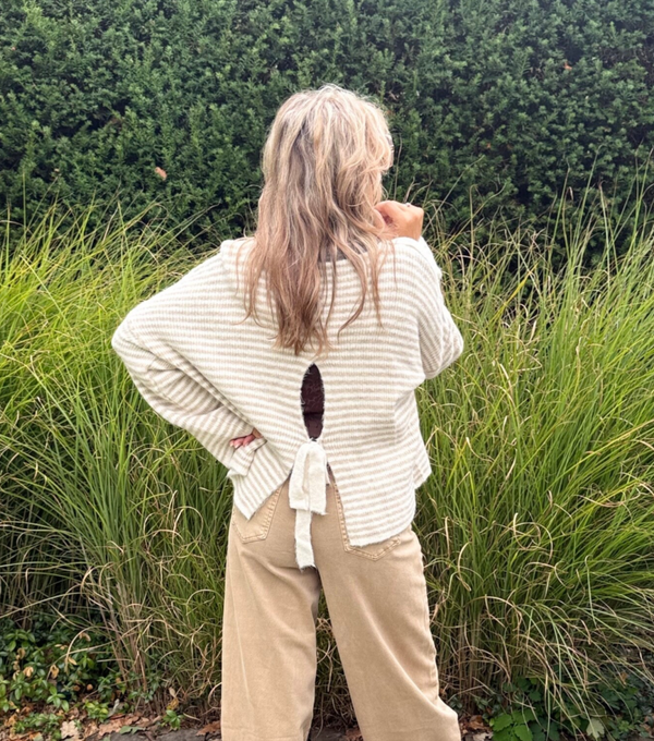 Trui beige streep met opening en strik op de rug