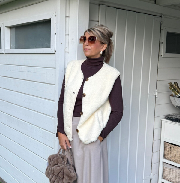 Boucle vestje met knoopjes ecru